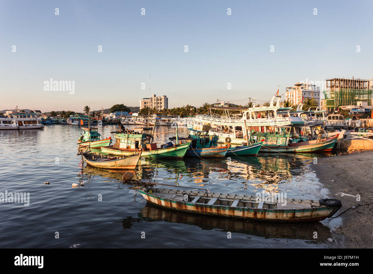 Coucher de soleil sur le port de pêcheur de Duong Dong, Phu Quoc Island ville principale au Vietnam. Banque D'Images