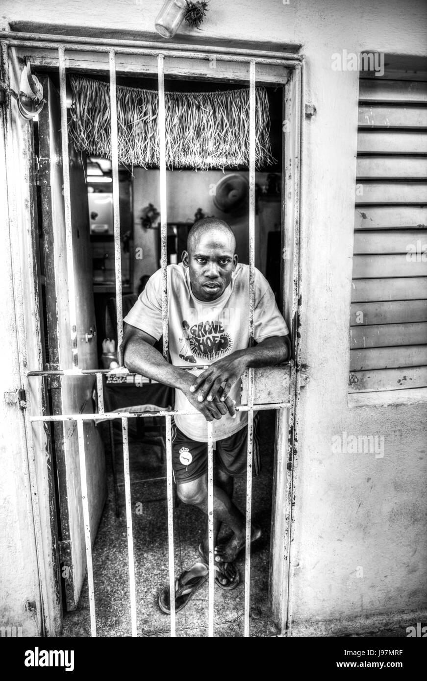 Afro Cuban homme était debout dans la porte à la maison, pauvre homme, pauvre peuple cubain, la pauvreté, la pauvreté Cuba La Havane Cuba, appuyé sur la porte, pauvres, pauvreté, Cuba, La Havane, à Cuba Banque D'Images