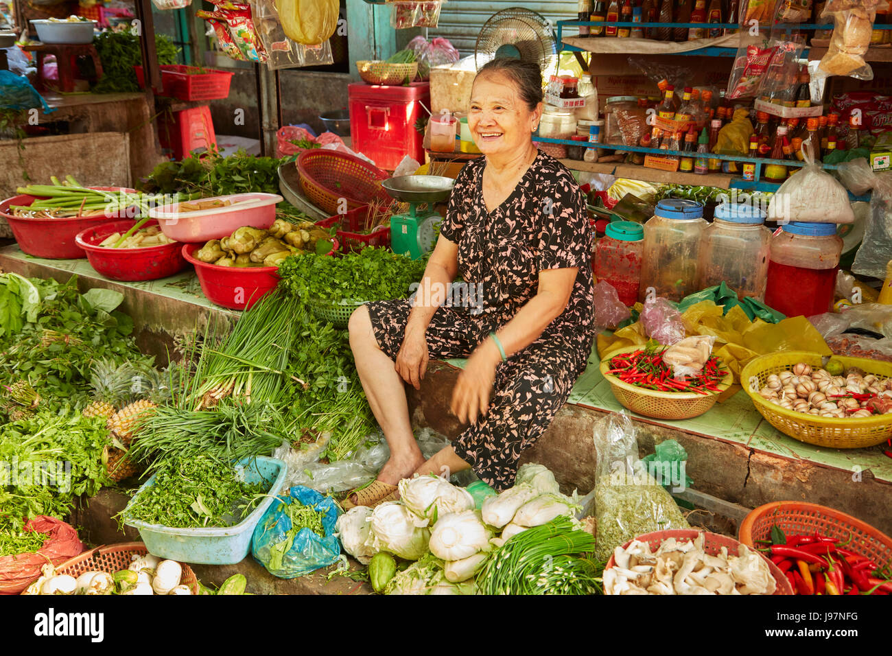 Femme avec produire peut caler au marché Duoc, Province de Long An, Delta du Mekong, Vietnam Banque D'Images