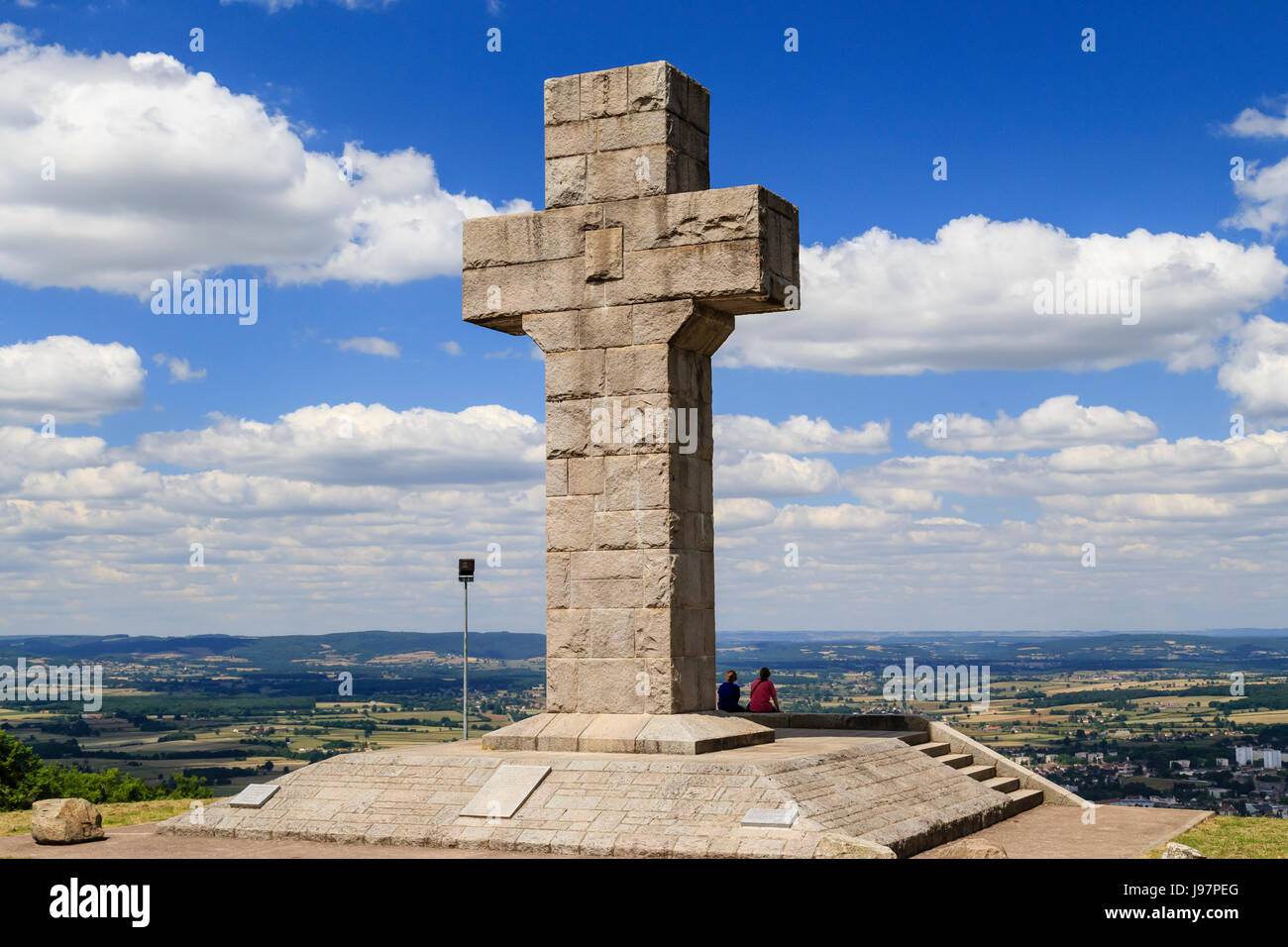 France, Saône et Loire, Autun, la Croix de la libération sur la ville au sommet de la montagne Saint-Sébastien Banque D'Images