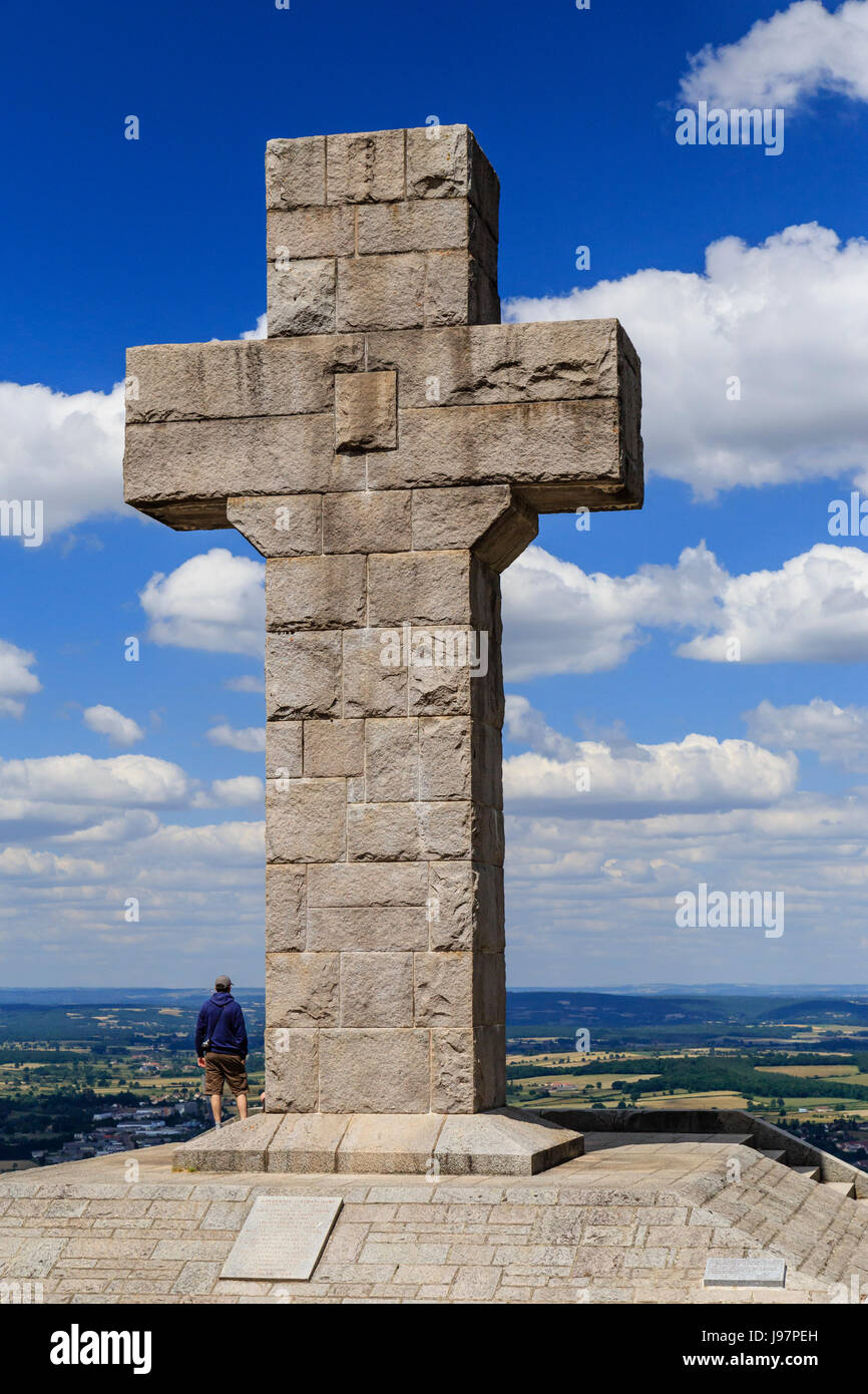 France, Saône et Loire, Autun, la Croix de la libération sur la ville au sommet de la montagne Saint-Sébastien Banque D'Images