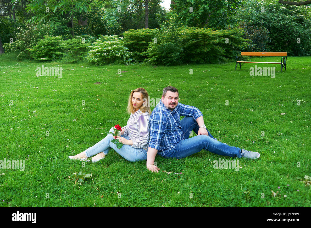 La femme et l'homme assis sur une herbe Banque D'Images