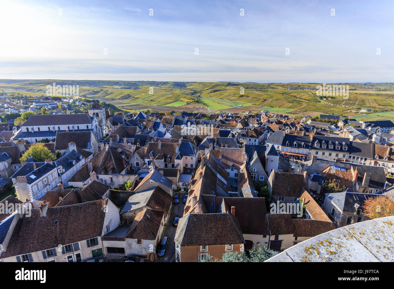 La France, Cher , Sancerre, panorama depuis le sommet de la tour des fiefs sur les toits et les vignes en automne Banque D'Images