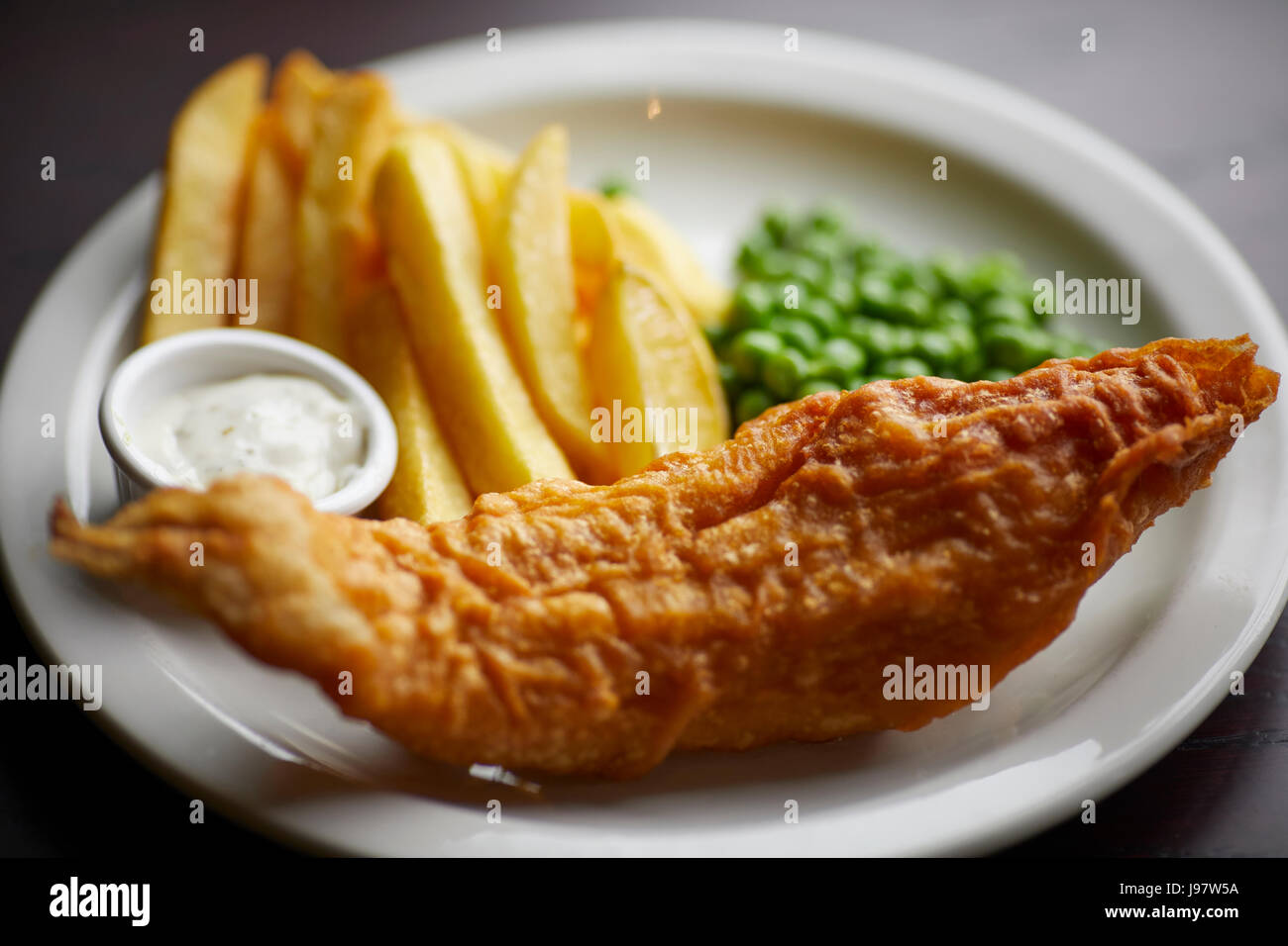 Le plat traditionnel britannique fish and chips avec petits pois. Banque D'Images