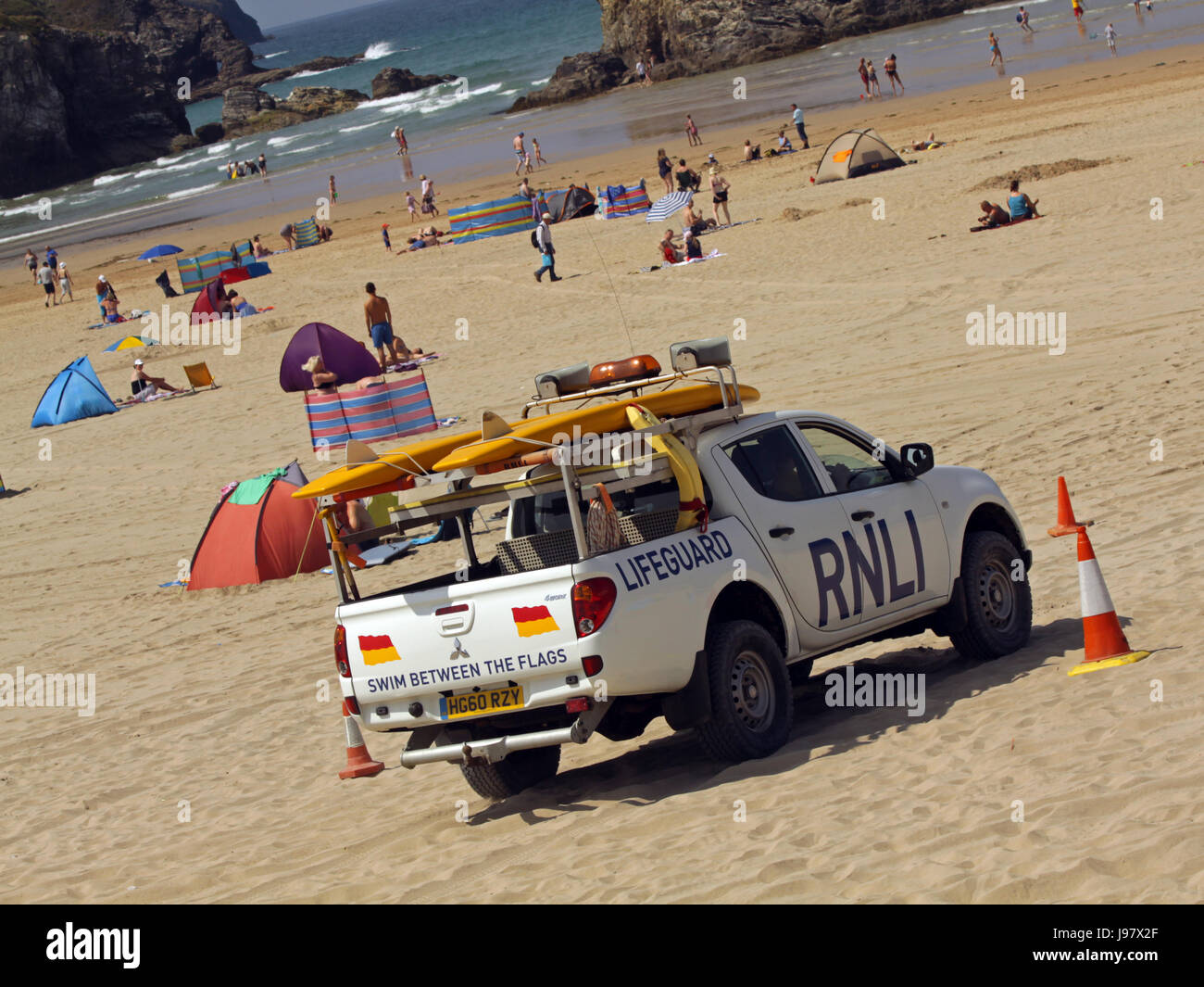 Les sauveteurs RNLI patrouiller Cornish Beanch Banque D'Images