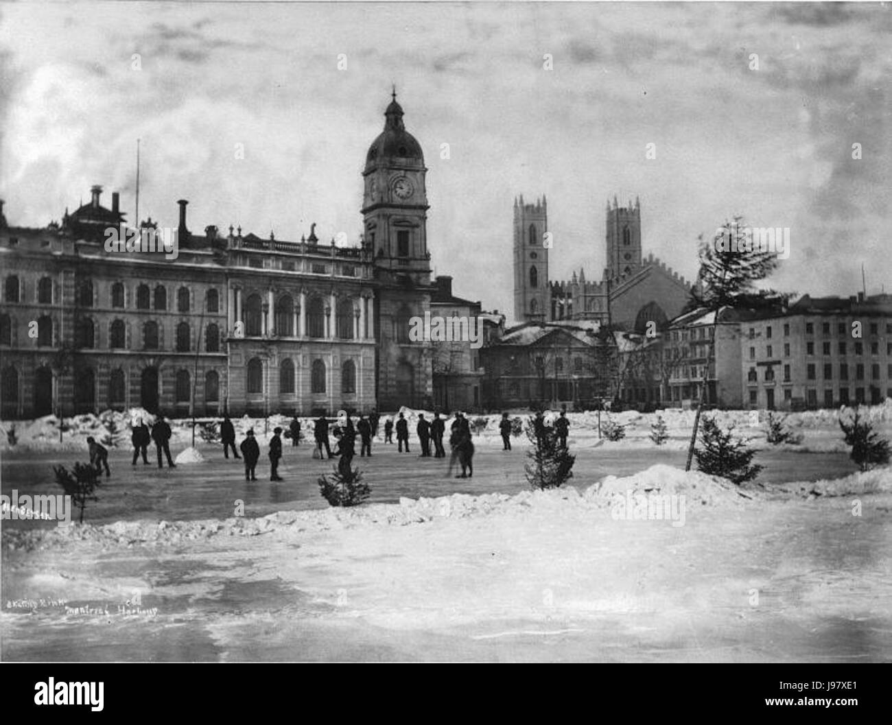 Une image historique de la patinoire de Port Montréal en 1870, mettant en valeur les loisirs hivernaux dans l'un des principaux ports du Canada à la fin du XIXe siècle. Banque D'Images