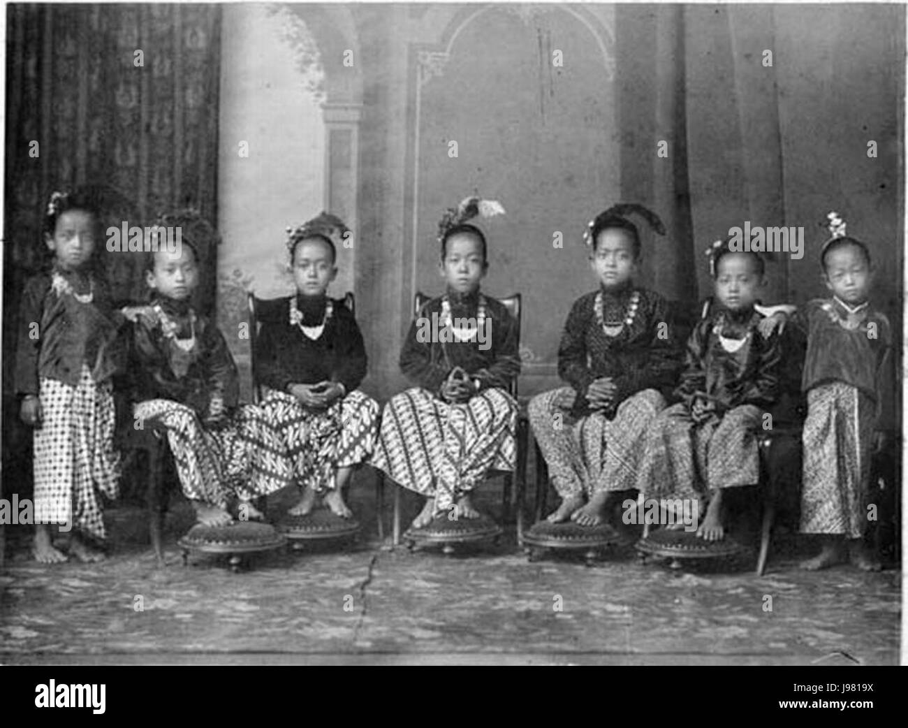 COLLECTIE TROPENMUSEUM Kinderen aan het Hof van de van kraton de Yogyakarta. Ze dragen kain a rencontré diverses panjangs kawungmotief patronen waaronder het het motief parang rusak en sudan liris motief. 60001471 TMnr Java Banque D'Images