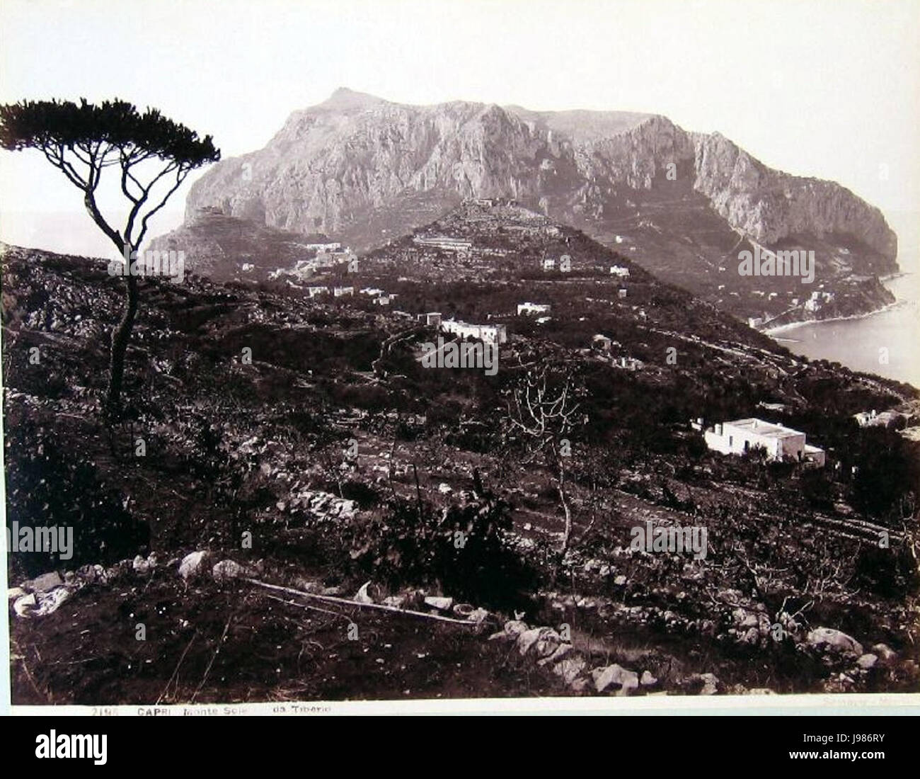 Sommer, Giorgio (1834 1914) n. 2195 Capri Monte Solaro da Tiberio Banque D'Images