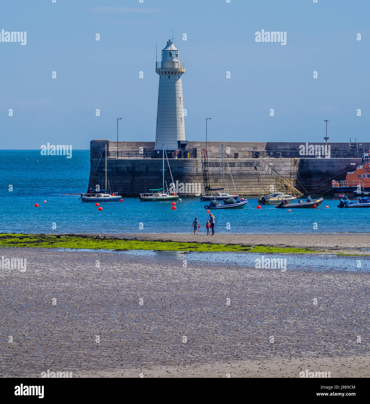 Donaghadee phare et le port. Banque D'Images