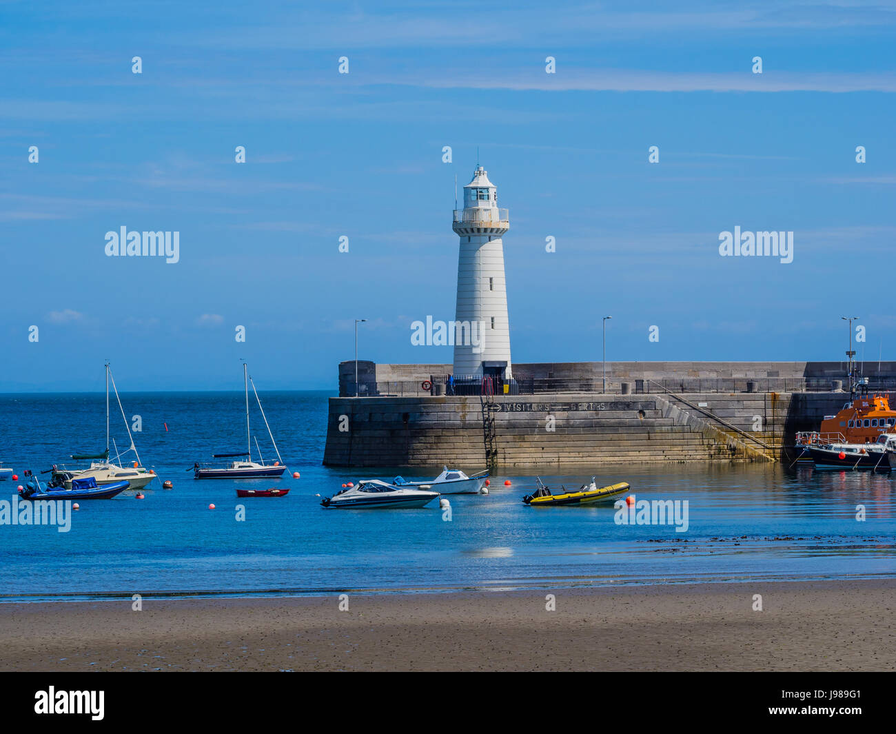 Donaghadee phare et le port. Banque D'Images