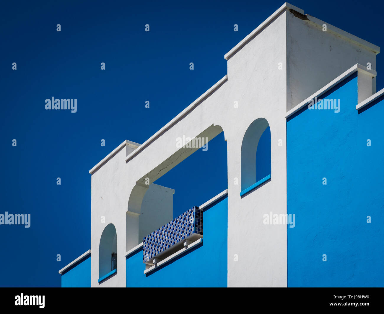 Bleu et blanc avec ciel bleu Banque D'Images