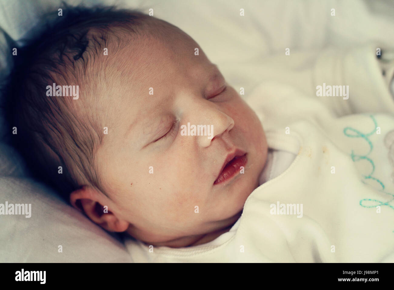 Portrait De Bebe Nouveau Ne Dormir Fille Aux Cheveux Noirs Photo Stock Alamy