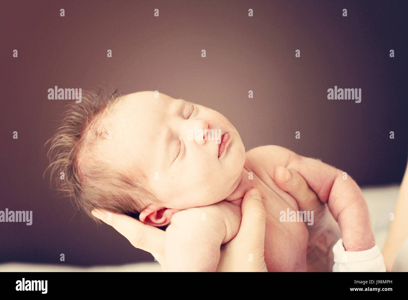 Gros Plan Du Bebe Nouveau Ne Fille Avec Beaucoup De Cheveux De Dormir Photo Stock Alamy