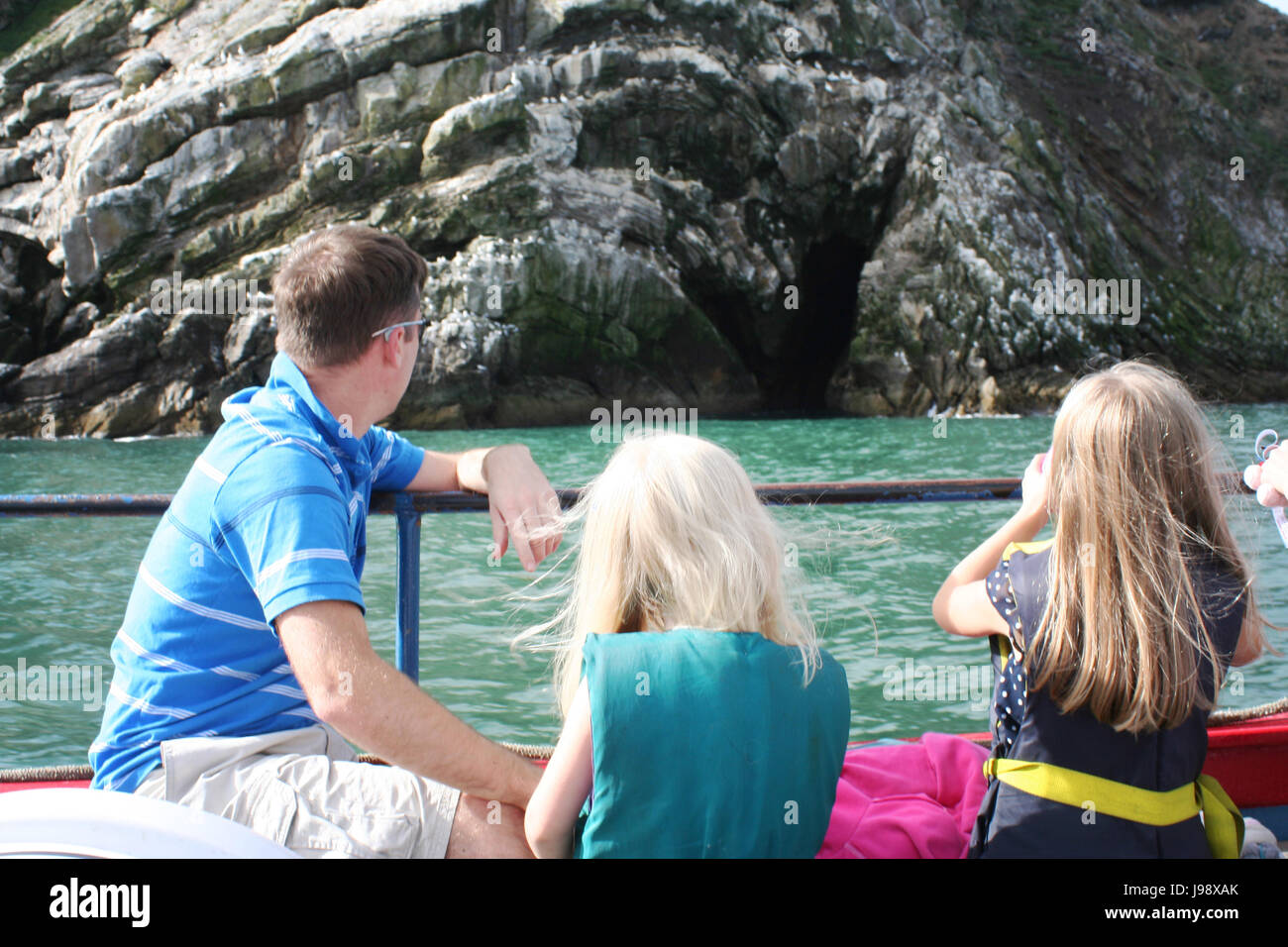 Les enfants de personnes regardant Ireland's Eye pendant un voyage en bateau Banque D'Images