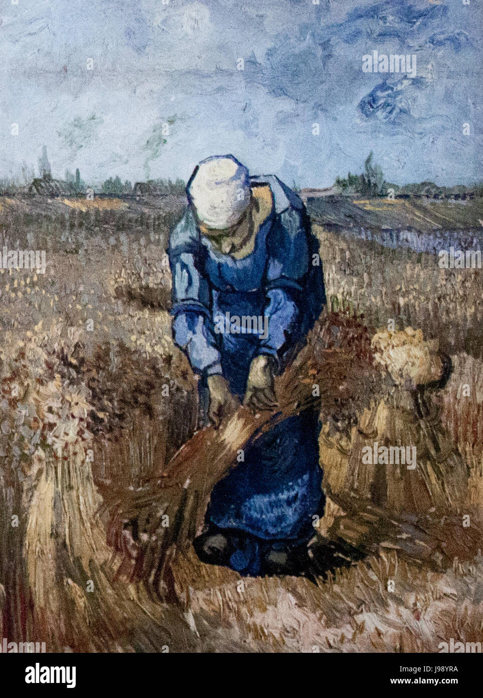 Cette œuvre, inspirée par Jean-François Millet, représente une paysanne attachant des gerbes de blé, reflétant la vie rurale et le travail agricole dans la France du XIXe siècle. Banque D'Images