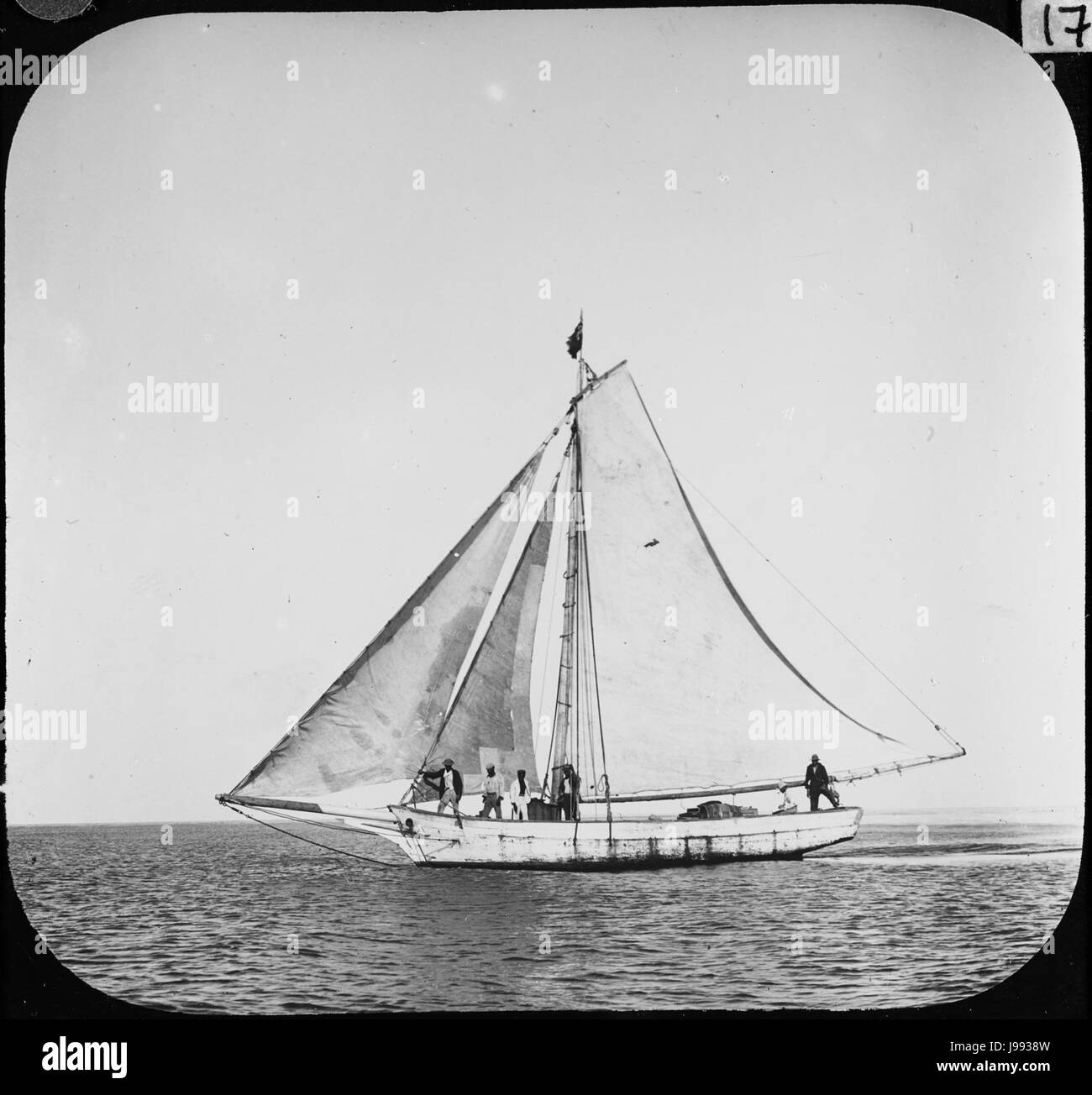 Yacht à voile avec cinq personnes à bord d'YORYM TA0177 Banque D'Images