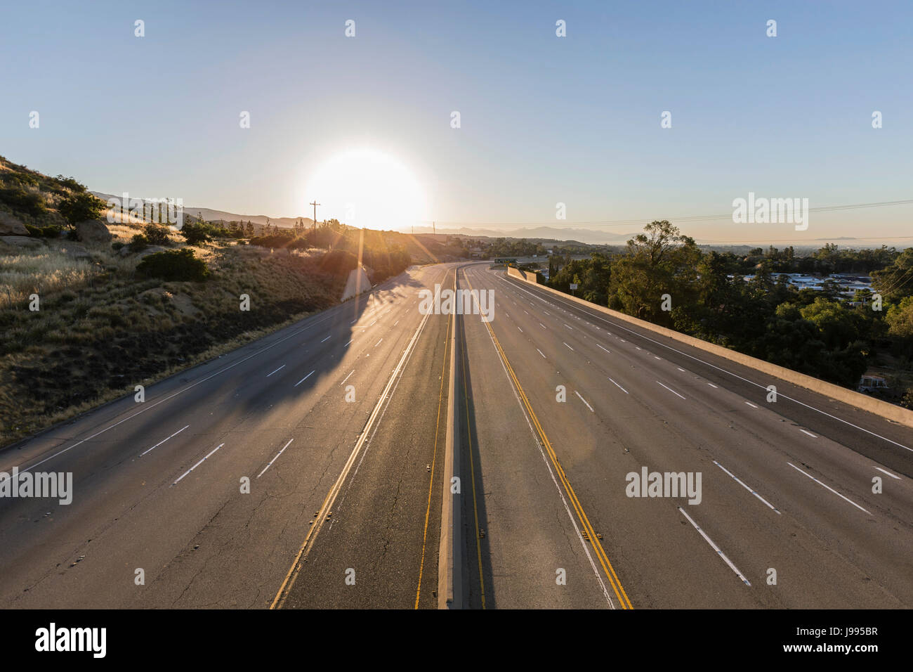 Dix vide lane route 118 freeway au lever du soleil dans la vallée de San Fernando de Los Angeles, Californie. Banque D'Images