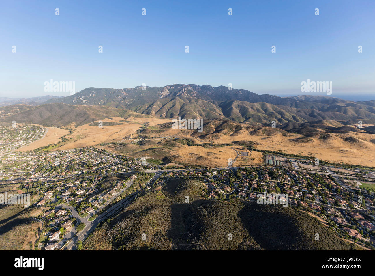 Vue aérienne de Newbury Park, Mt Boney et le Santa Monica Mountains National Recreation Area dans le comté de Ventura, en Californie. Banque D'Images