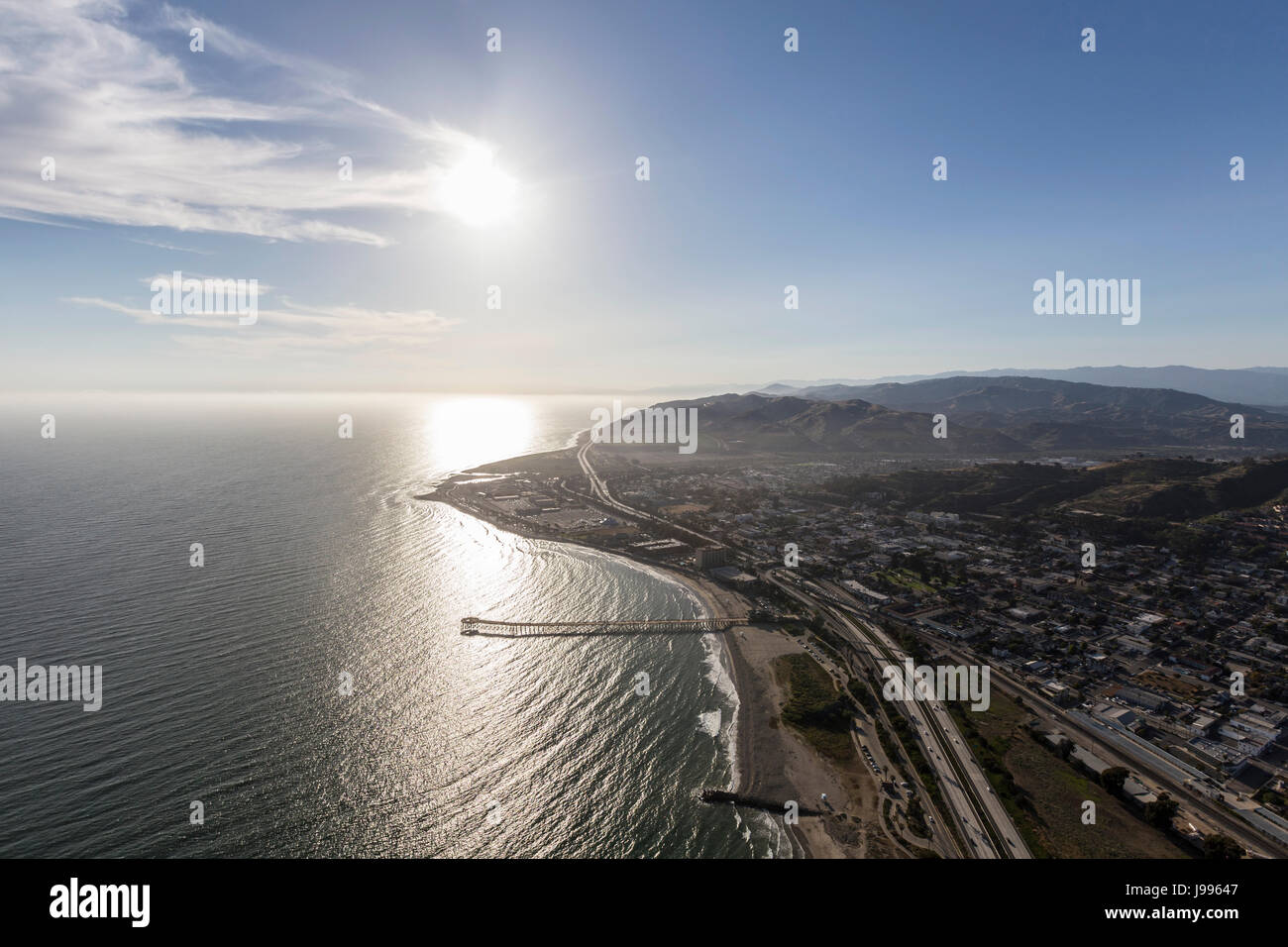 Vue aérienne de jetée de Ventura et la côte du Pacifique dans le sud de la Californie. Banque D'Images