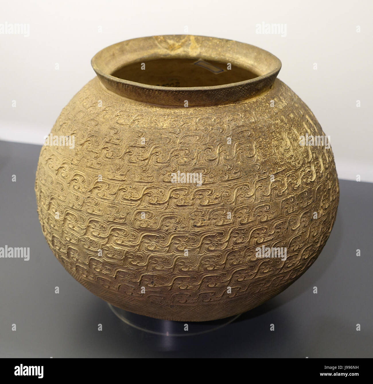 Pot de céramique à fond rond avec motif double f, Bronze, période à partir de la M215, le cimetière, Qin Shan Boluo Hengling, Hong Kong Museum of History DSC00754 Banque D'Images