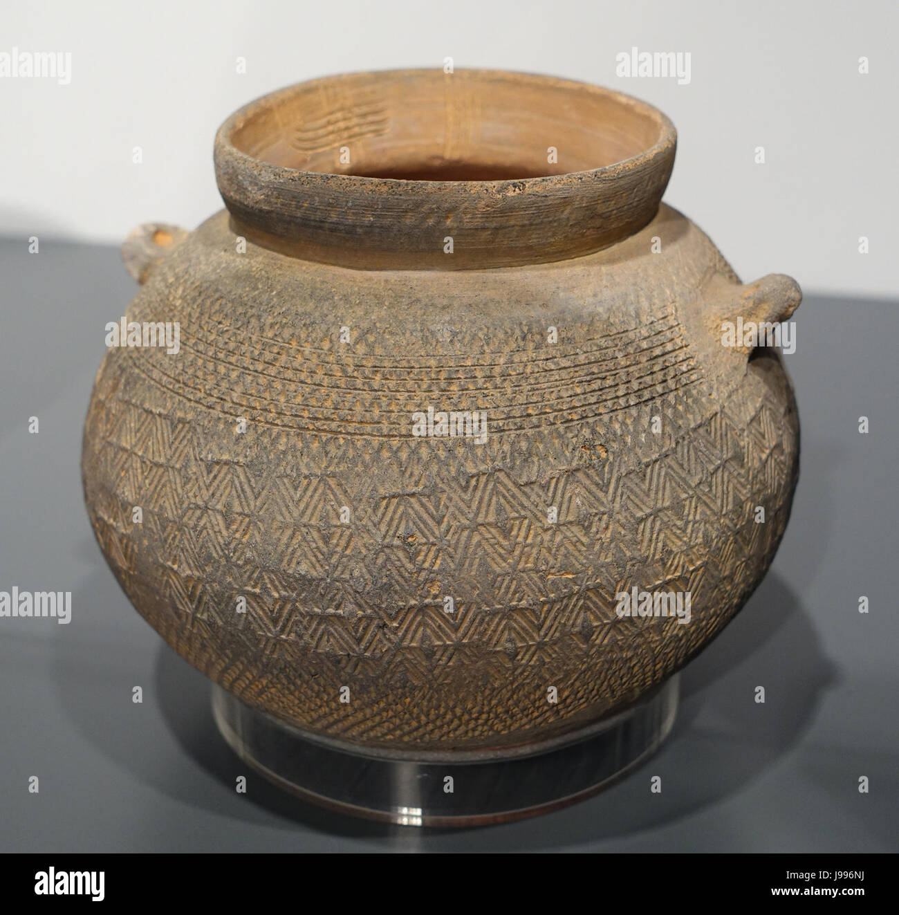 Pot de céramique à fond rond avec motif losange, Bronze, période à partir de la M112, le cimetière, Qin Shan Boluo Hengling, Hong Kong Museum of History DSC00758 Banque D'Images