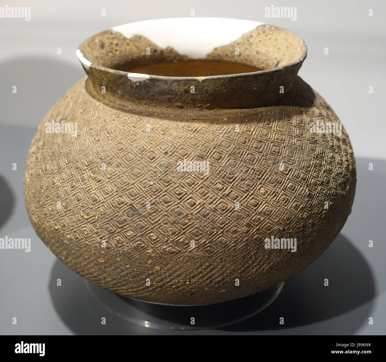 Pot de céramique à fond rond avec motif losange, Bronze, période à partir de la M74, le cimetière, Qin Shan Boluo Hengling, Hong Kong Museum of History DSC00762 Banque D'Images