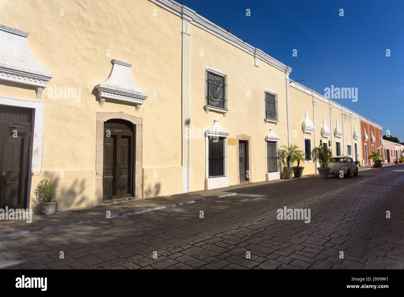 Vue d'une rue coloniale historique de Valladolid, Mexique Banque D'Images