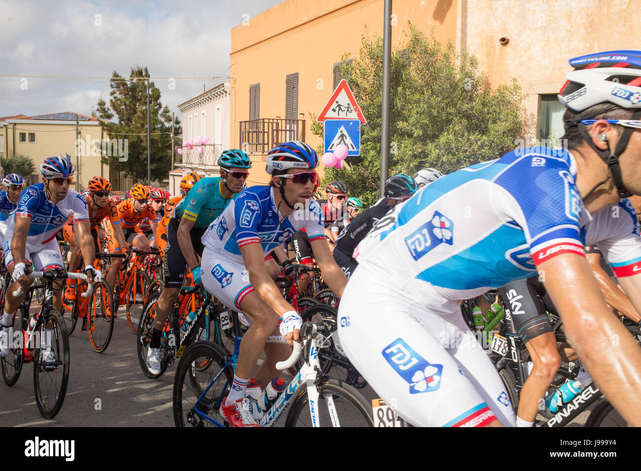 Les cyclistes passent San Pataleo à la première étape, Alghero-Olbia Giro d'Italia 2017, Sardaigne, Italie Banque D'Images