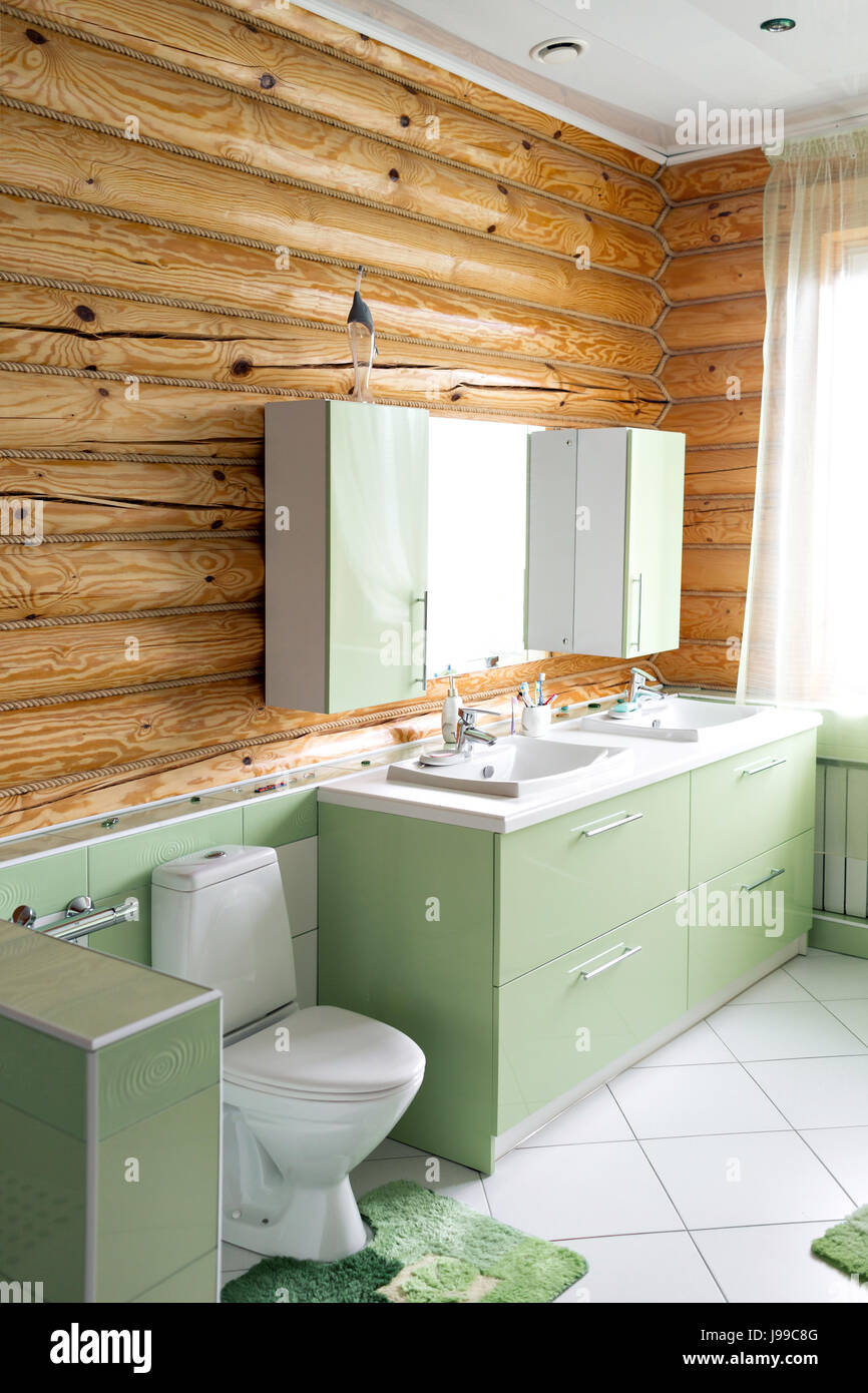 La salle de bains dans une cabane rustique, dans les montagnes. avec un bel intérieur. Chambre des grumes en pin Banque D'Images
