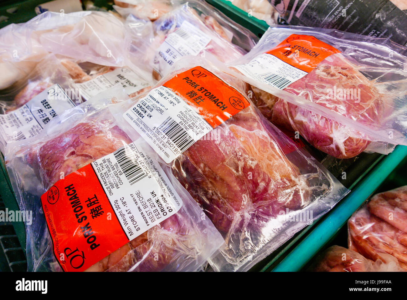 Les estomacs de porc chinois dans un supermarché chinois Banque D'Images