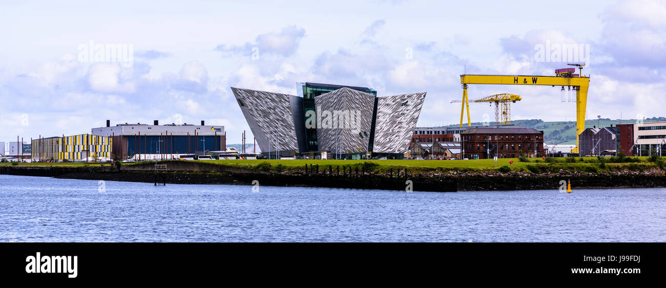 Titanic Belfast et Samson, l'un des célèbres grues jaunes Belfast Banque D'Images