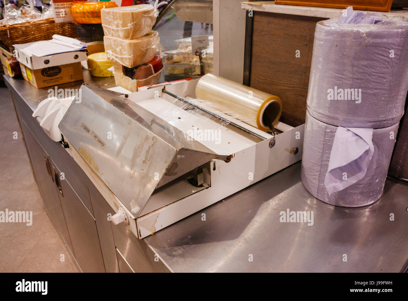 Une station d'emballage alimentaire, principalement pour le fromage, à un haut-volume delicatessen supermarché. Banque D'Images