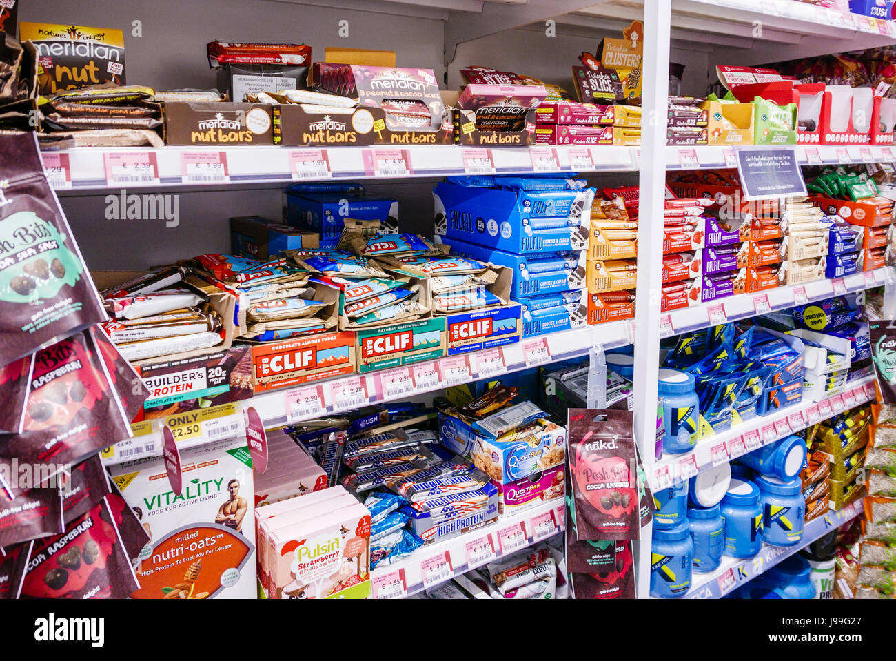 Des étagères dans un supermarché rempli de bars de l'écrou, barres énergétiques, barres, barres protéinées d'avoine et d'autres produits de santé. Banque D'Images