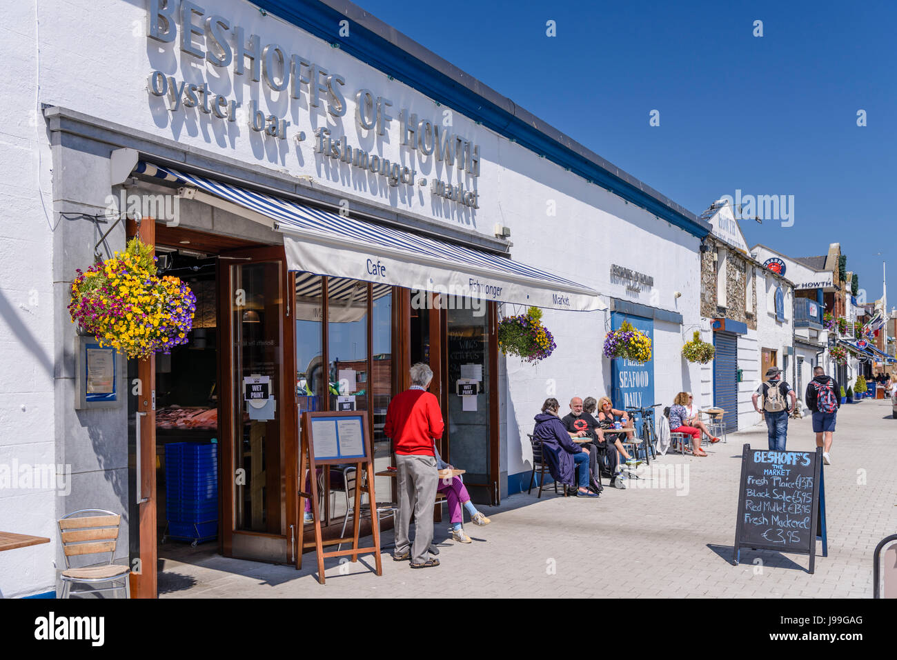 Les gens de manger et boire un verre au soleil à l'extérieur d'un  restaurant de poissons à Howth, Dublin, Irlande Photo Stock - Alamy