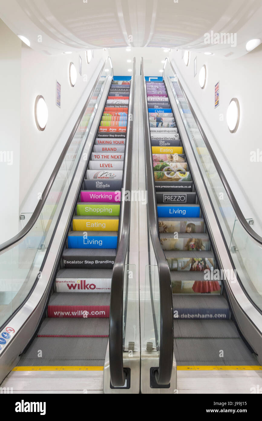Dans l'escalator du centre commercial Kingsmead, Meads, Farnborough, Hampshire, Angleterre, Royaume-Uni Banque D'Images