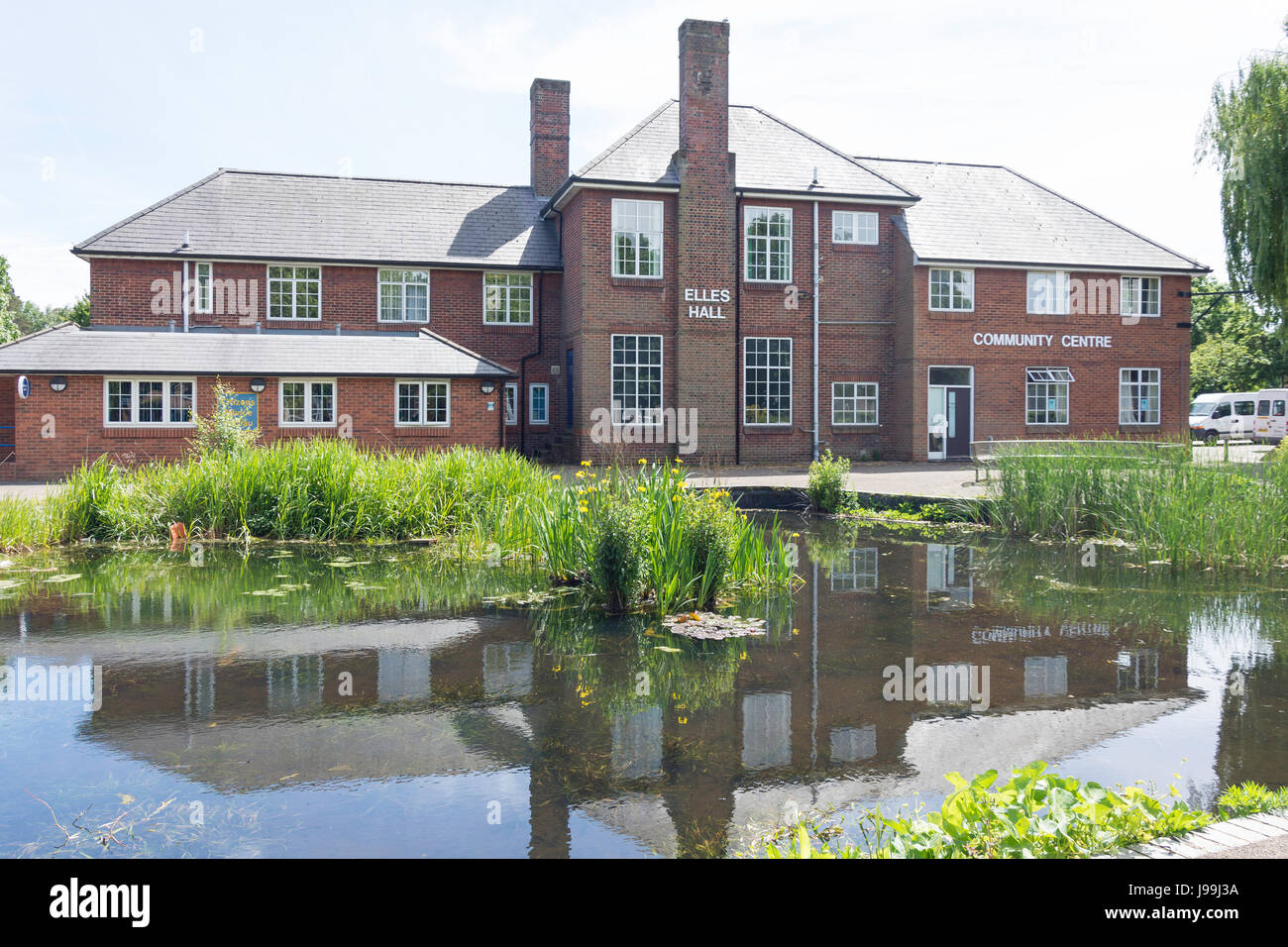 Elles Hall Community Centre Civique, jardins, Farnborough, Hampshire, Angleterre, Royaume-Uni Banque D'Images