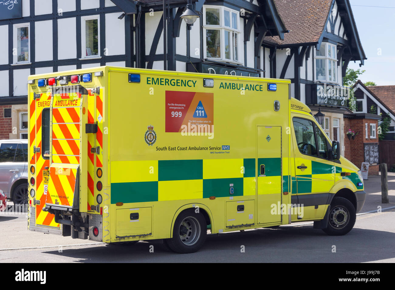 Côte sud-est de l'ambulance sur appel en dehors Dog & Parteridge Pub, le Livre vert, Yateley, Hampshire, Angleterre, Royaume-Uni Banque D'Images Côte sud-est de l'ambulance sur appel en dehors Dog & Parteridge Pub, le Livre vert, Yateley, Hampshire, Angleterre, Royaume-Uni Banque D'Images