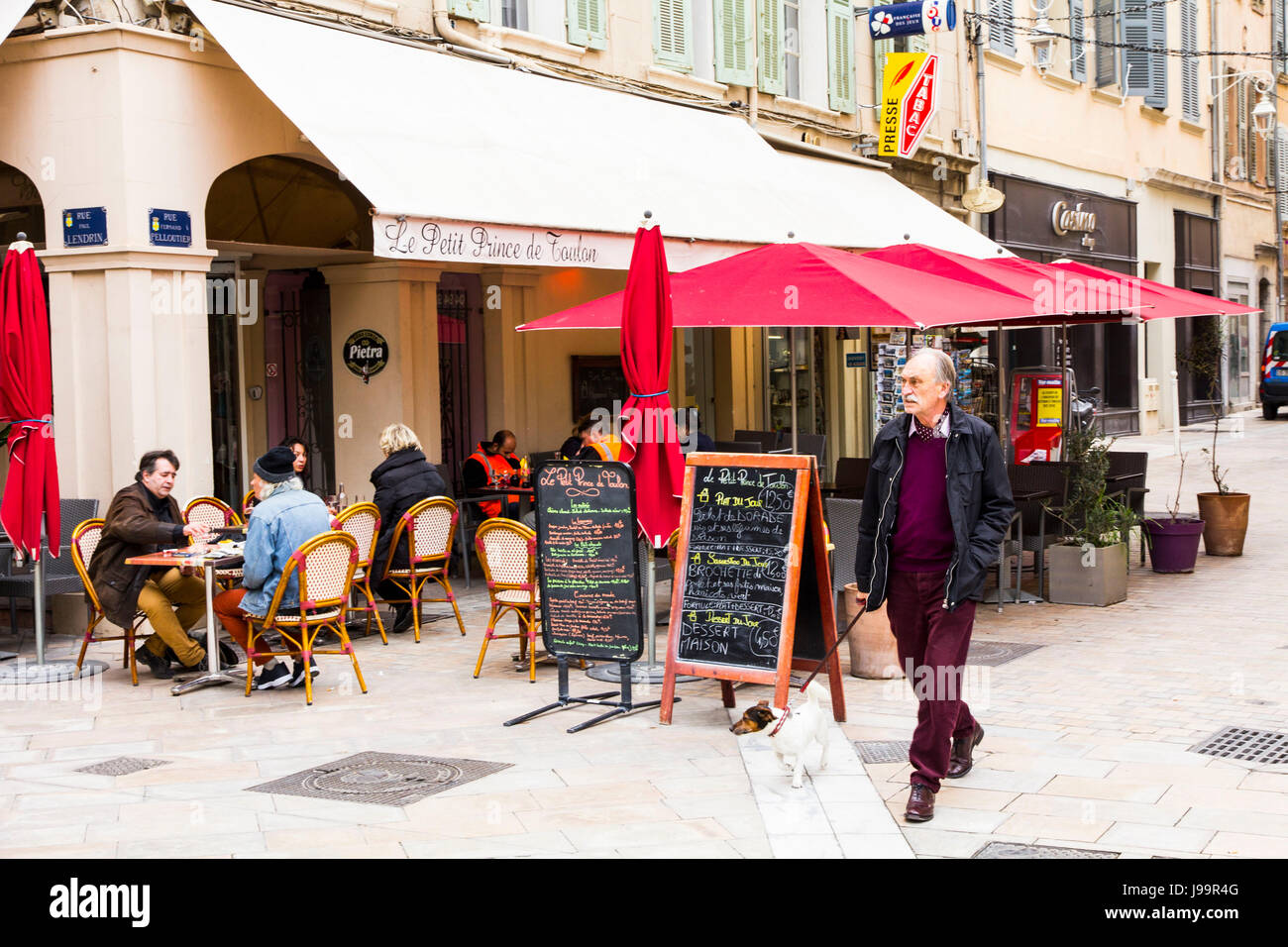 Il y a une scène à café Place Puget à Toulon, France. Banque D'Images