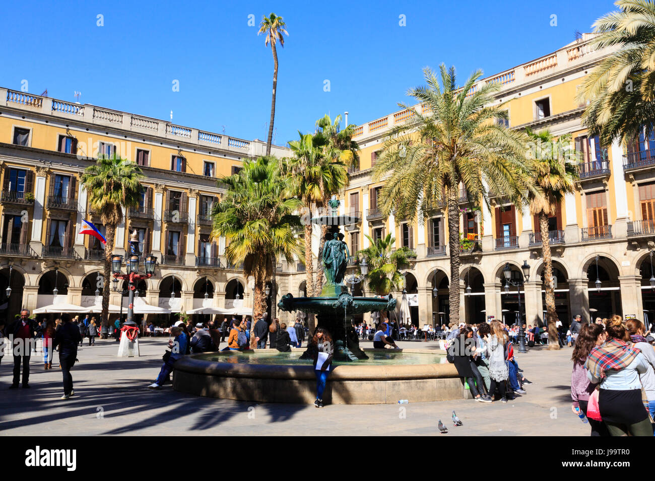 Les touristes s'asseoir sous la fontaine des trois Grâces - beauté,charme et la joie, dans Plaça Reial dans le Barri Gotic de Barcelone, Catalogne, Espagne. Banque D'Images