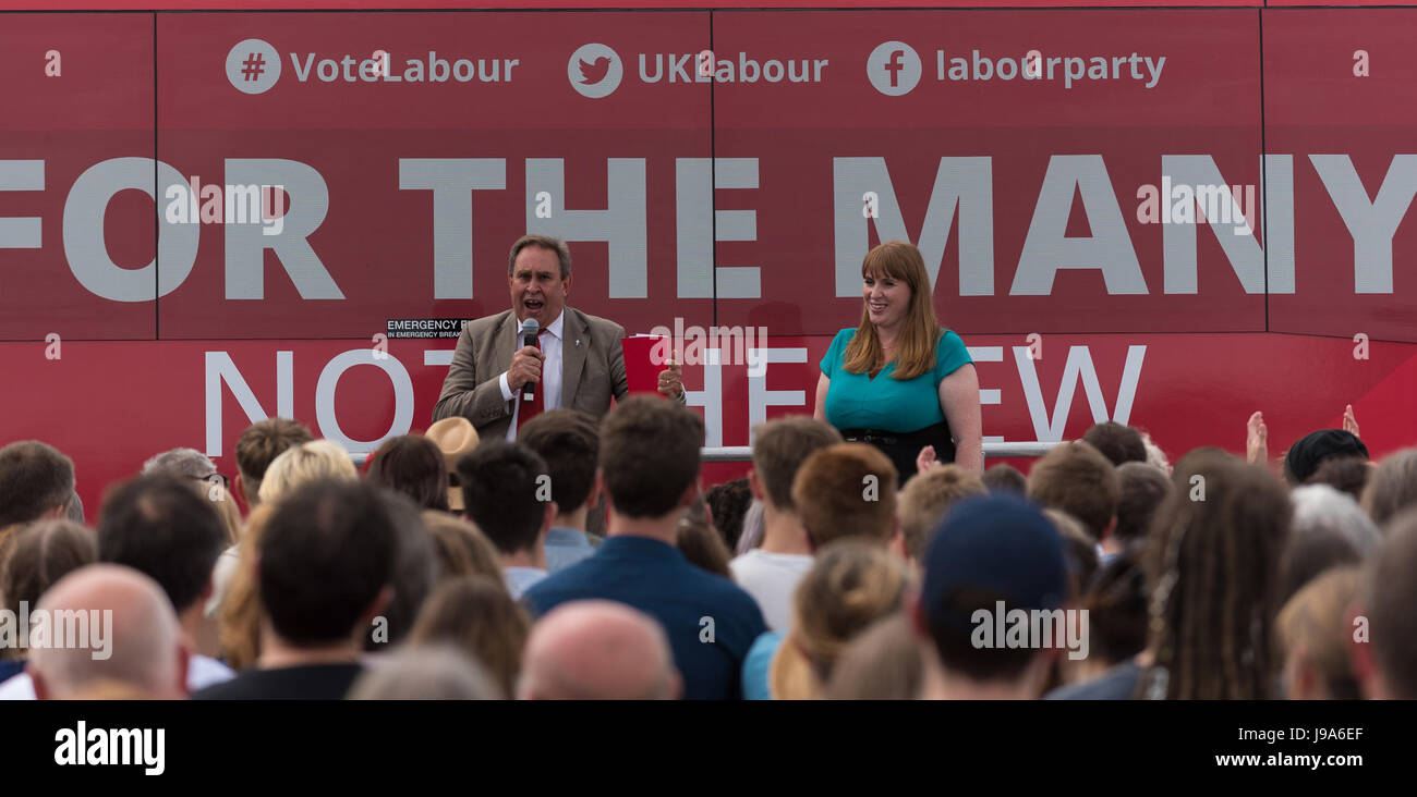 Nailsworth, Gloucestershire, Royaume-Uni. 31 mai, 2017. David a appelé l'ombre et perspective Strouds éducation mp secrétaire Angela Rayner assister à un rassemblement du travail à Forest Green Rovers football ground. Soutenu par 1000 personnes. Crédit : charlie bryan/Alamy Live News Banque D'Images