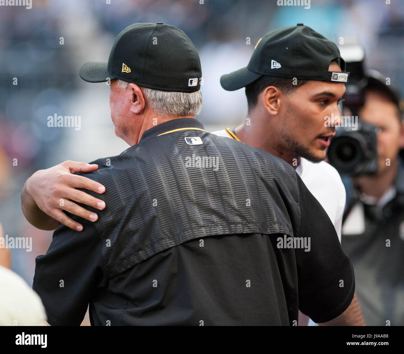 30 mai 2017 MLB baseball au PNC Park à Pittsburgh PA .Pittsburgh Steeler's 2017 rookie James Conner et Pirates manager Clint Hurdle partager un moment spécial après première balle de cérémonie. Entre l'action et l'Arizona Diamondbacks Pittsburg Pirates. Jeu est au PNC Park à Pittsburgh PA Banque D'Images