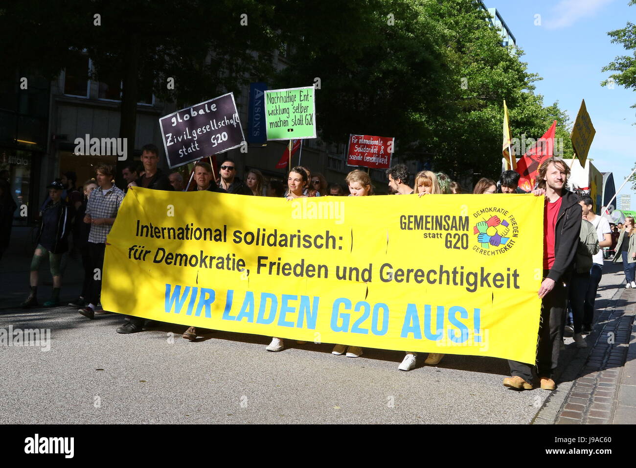 Hambourg, Allemagne, le 31 mai, 2017. Les manifestants tenant une bannière avec l'inscription 'nous annuler G20' ('Wir laden G20'), au cours d'une manifestation contre le sommet du G20 tenu à Moenckebergstrasse, Hambourg, Allemagne, 31.05.2017. Crédit : Christopher Tamcke AlamyLiveNews / Banque D'Images