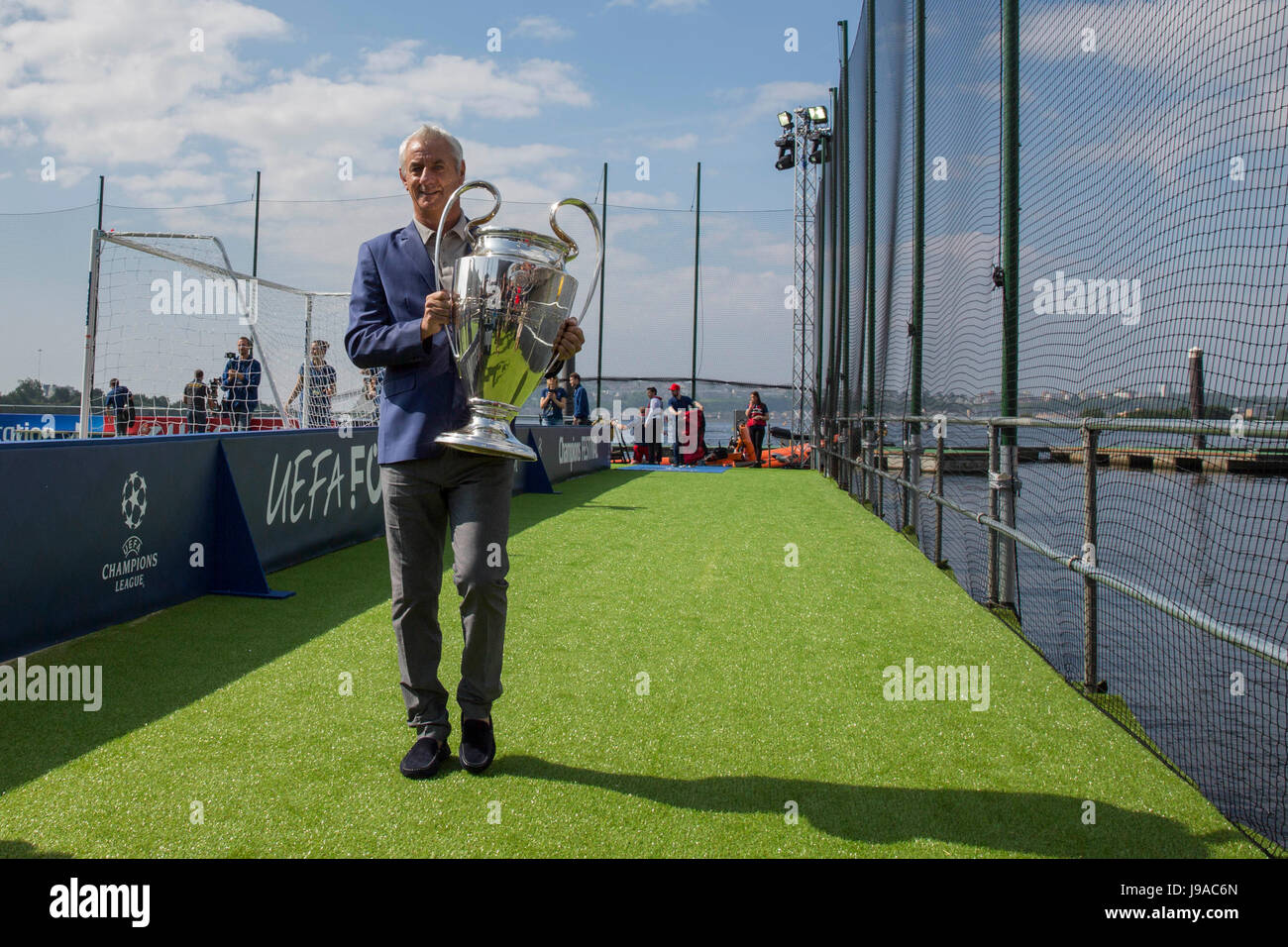 Cardiff, Wales, UK. 1er juin 2017. Ian Rush apporte le trophée de la Ligue des Champions sur la baie de Cardiff est flottante temporaire de football comme le Festival de la Ligue des Champions s'ouvre. Credit : Mark Hawkins/Alamy Live News Banque D'Images