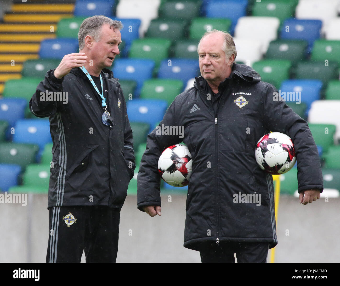 Belfast, Royaume-Uni. 1er juin 2017. Stade national de football à Windsor Park. L'Irlande du manager Michael O'Neill (à gauche) avec le sous-Jimmy Nicholl à trainiing d'aujourd'hui avant le match de demain soir contre la Nouvelle-Zélande. Crédit : David Hunter/Alamy Live News Banque D'Images