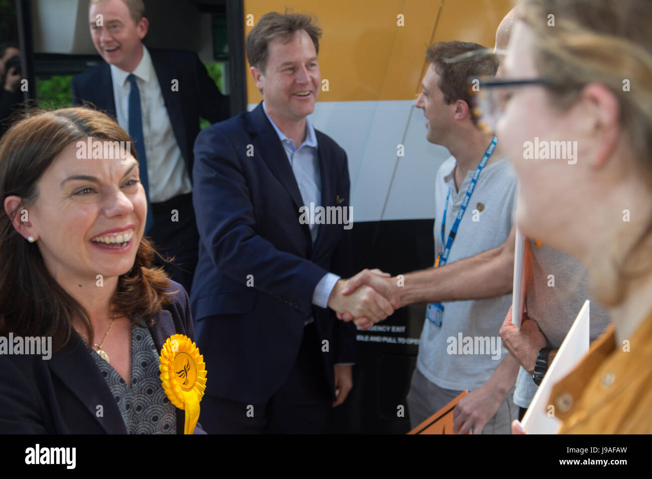 Londres, Royaume-Uni. 1er juin 2017. Les candidats libéraux démocrates Sarah Olney et Ed Davey partisans libéraux démocrates salue au meeting électoral à Norbiton, Kingston-upon-Thames, London, SW appuyée par le chef du parti Tim Farron : Crédit photographique à vue/Alamy Live News Banque D'Images