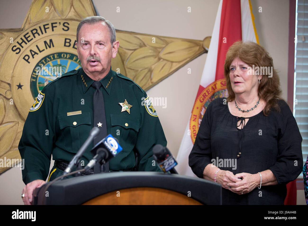 West Palm Beach, Floride, USA. 1er juin 2017. Palm Beach County Sheriff Ric Bradshaw tient une conférence de presse avec Jennie Johnson, la mère de Christy Luna. Christy Luna, 8, a été vu pour la dernière fois il y a plus de 30 ans à Belk's General Store à Greenacres. Credit : Allen Eyestone/Le Palm Beach Post/ZUMA/Alamy Fil Live News Banque D'Images