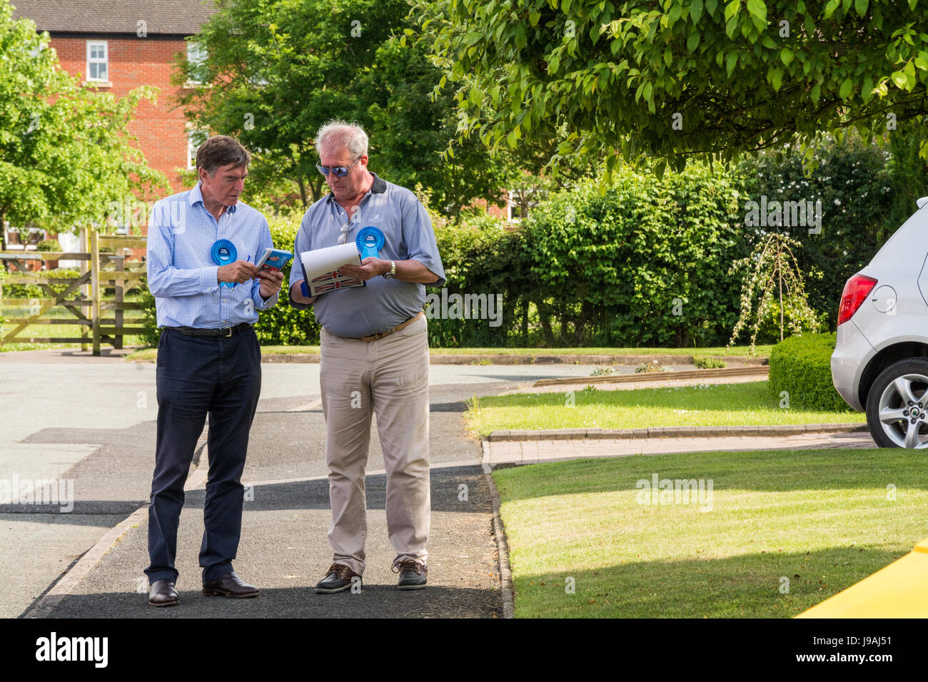 Élection générale, Much Wenlock, UK. 1er juin 2017. Philip Dunne et son équipe toile Much Wenlock. Lorsqu'on lui a demandé ce que l'humeur des électeurs était, dit-il, "constructive". Crédit : Simon Kohli/Alamy Live News Banque D'Images