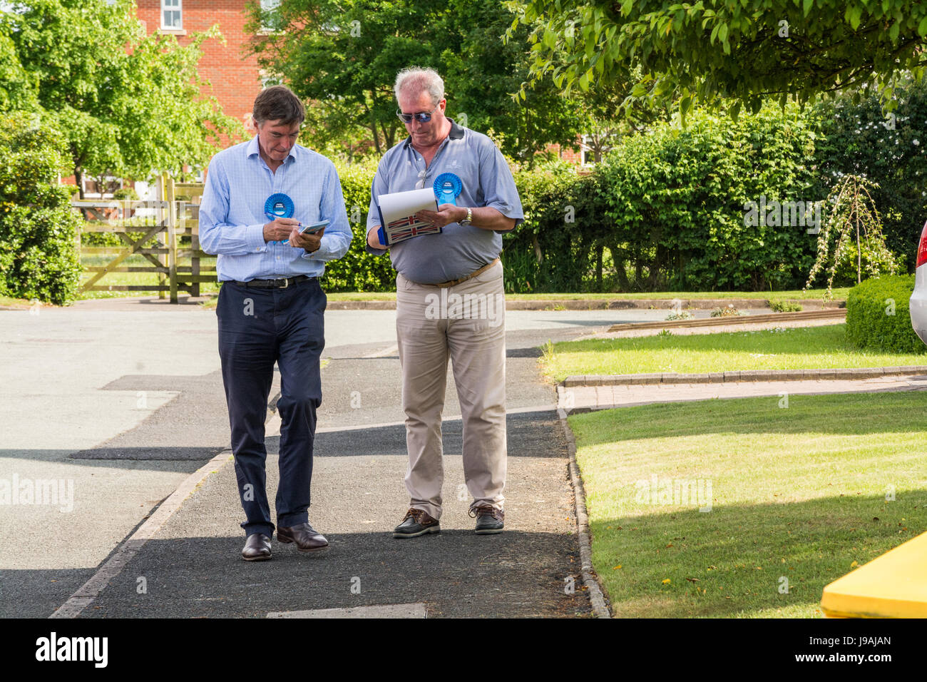Élection générale, Much Wenlock, UK. 1er juin 2017. Philip Dunne et son équipe toile Much Wenlock. Lorsqu'on lui a demandé ce que l'humeur des électeurs était, dit-il, "constructive". Crédit : Simon Kohli/Alamy Live News Banque D'Images