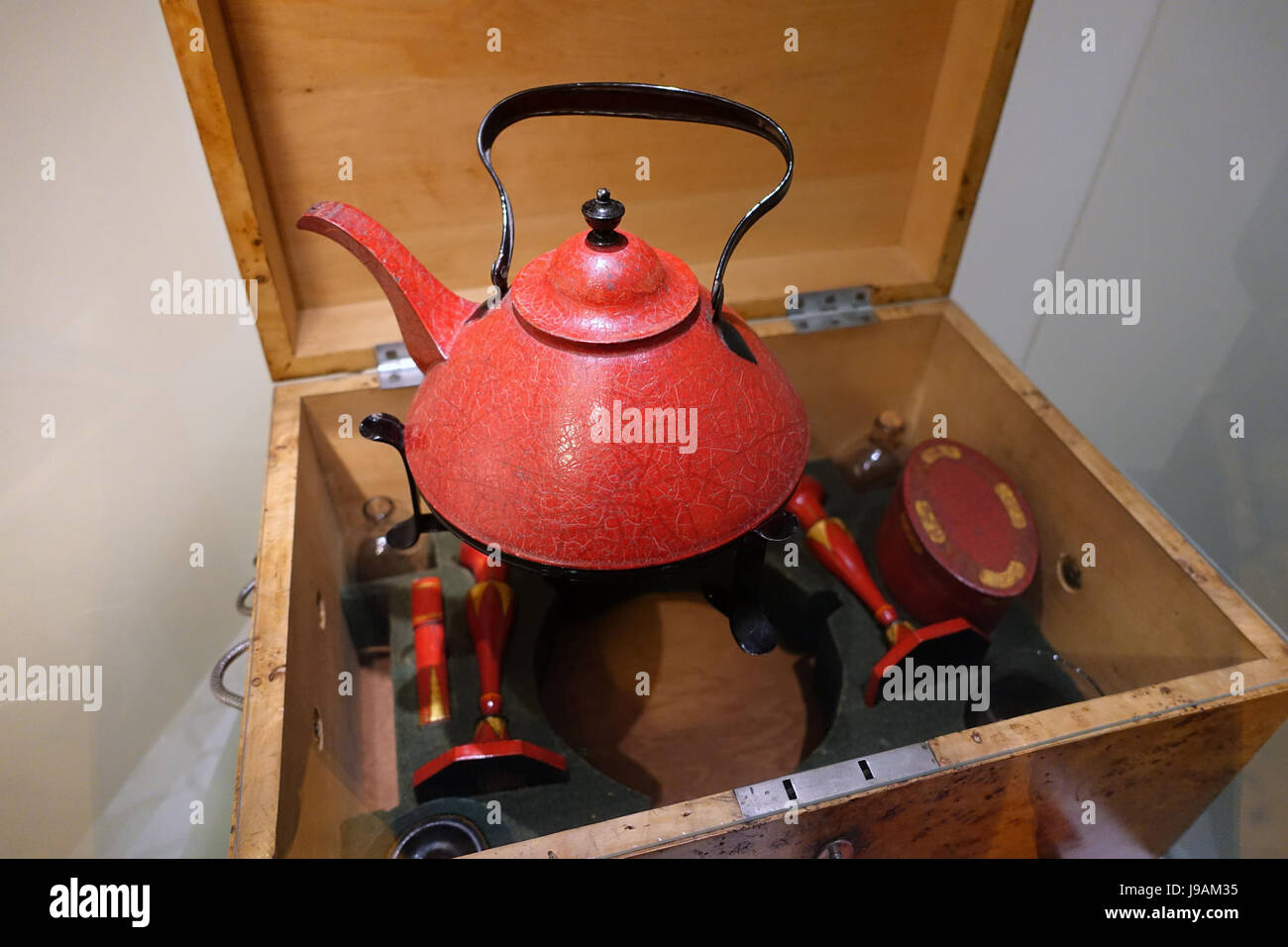 Travel Service, Manufaktur Stobwasser, ch. 1800 AD, le bouleau de Carélie cas avec de l'argent et l'acier, le verre et le fer blanc laqué contenu Braunschweigisches Landesmuseum DSC04633 Banque D'Images