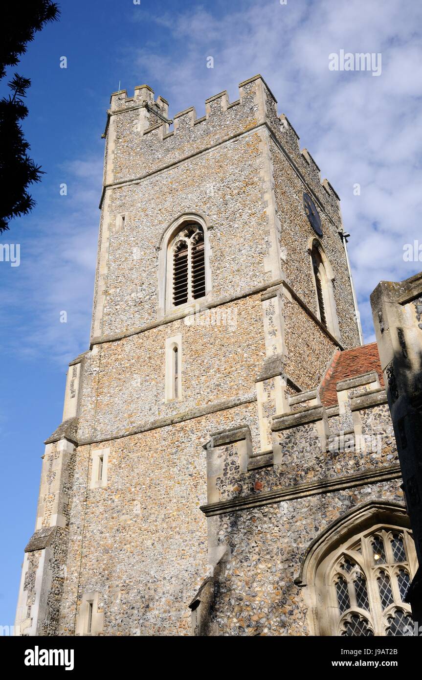 St Andrew & St Mary's Church, Watton-At-Stone, Hertfordshire, est une église en pierre de silex avec des pansements, et une tour crénelée et tourelle d'escalier, Banque D'Images